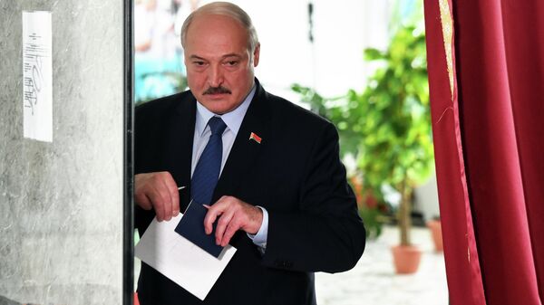 Президент Белоруссии Александр Лукашенко на избирательном участке во время президентских выборов в Минске