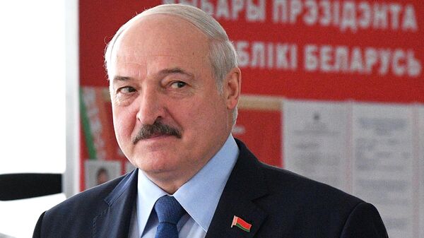 Президент Белоруссии Александр Лукашенко голосует на выборах президента Белоруссии на избирательном участке в Минске