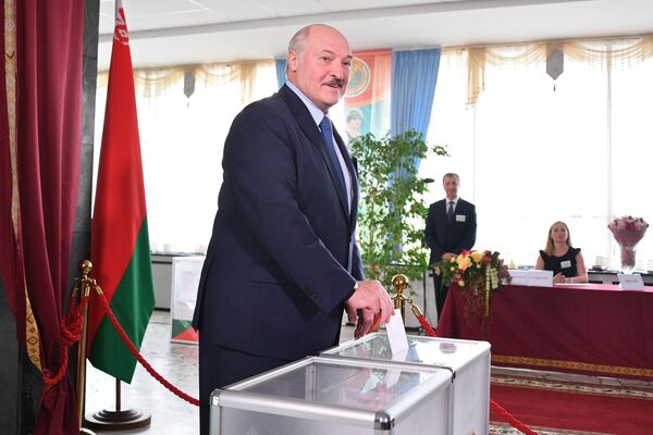 Президент Белоруссии Александр Лукашенко голосует на выборах президента Белоруссии на избирательном участке в Минске Президент Белоруссии Александр Лукашенко голосует на выборах президента Белоруссии на избирательном участке в Минске