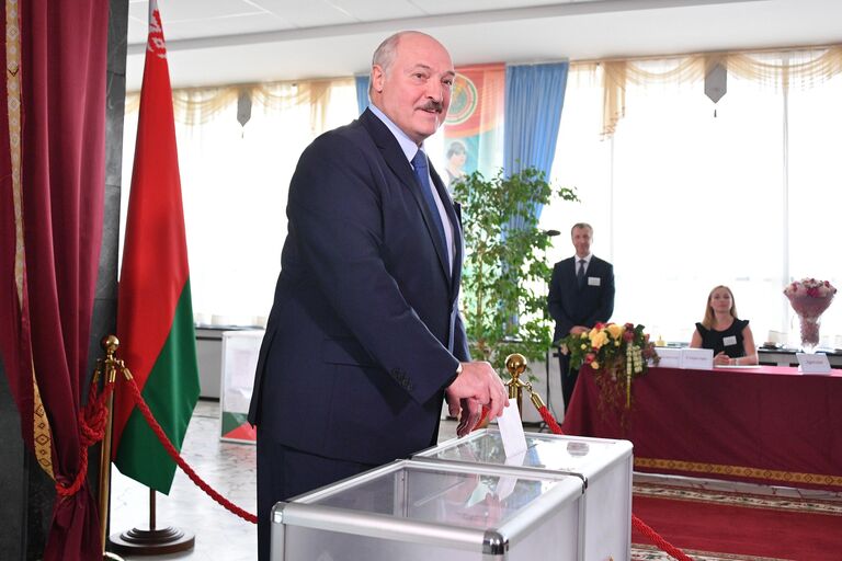 Президент Белоруссии Александр Лукашенко голосует на выборах президента Белоруссии на избирательном участке в Минске Президент Белоруссии Александр Лукашенко голосует на выборах президента Белоруссии на избирательном участке в Минске