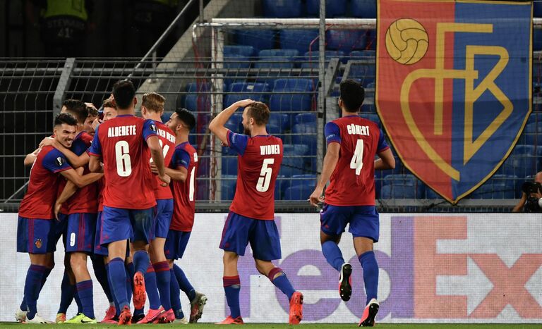 Футболисты Базеля празднуют забитый мяч в матче Лиги Европы УЕФА