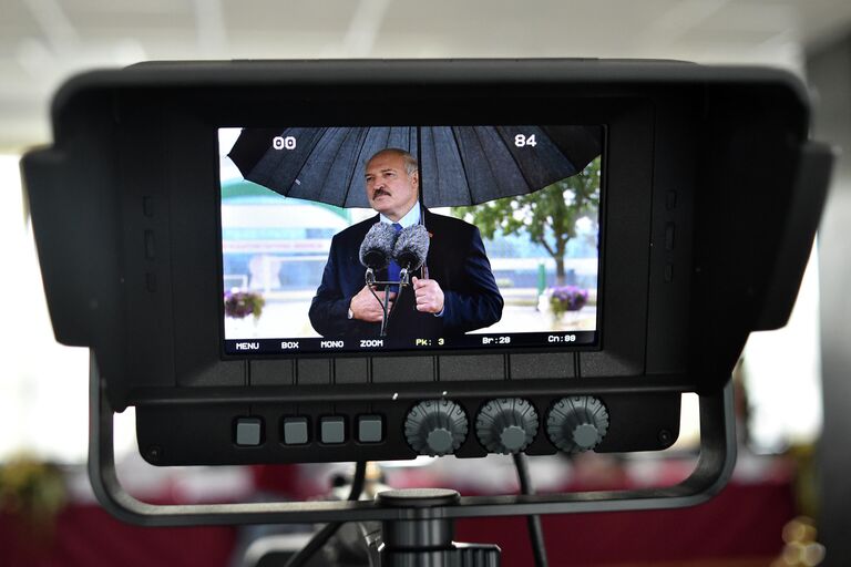 Президент Белоруссии Александр Лукашенко на экране во время разговора со СМИ в Минске. 9 августа 2020 Президент Белоруссии Александр Лукашенко на экране во время разговора со СМИ в Минске. 9 августа 2020