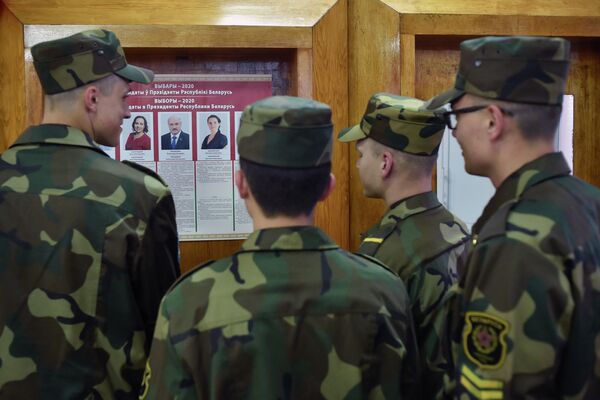 Военнослужащие на избирательном участке во время президентских выборов в Минске. 9 августа 2020 