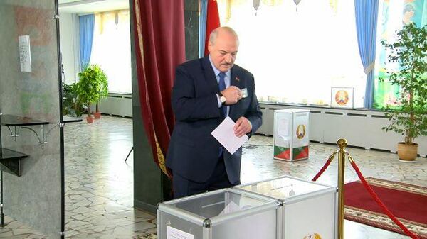 Лукашенко голосует на президентских выборах