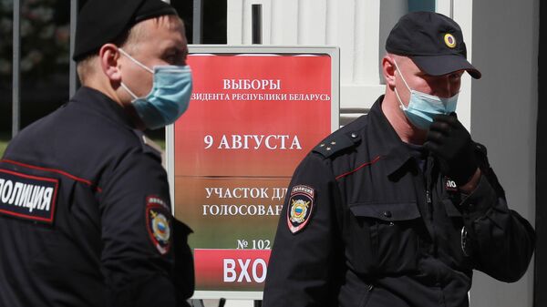 Сотрудники полиции у здания посольства Белорусии в Москве