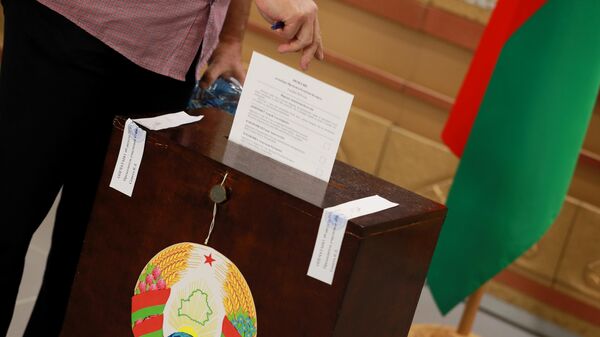 Мужчина во время голосования на выборах президента Белоруссии в здании посольства Белорусии в Москве