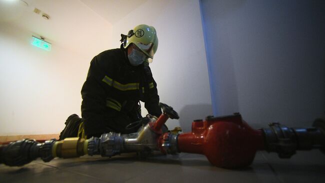 Сотрудник МЧС России во время пожарно-тактических учений