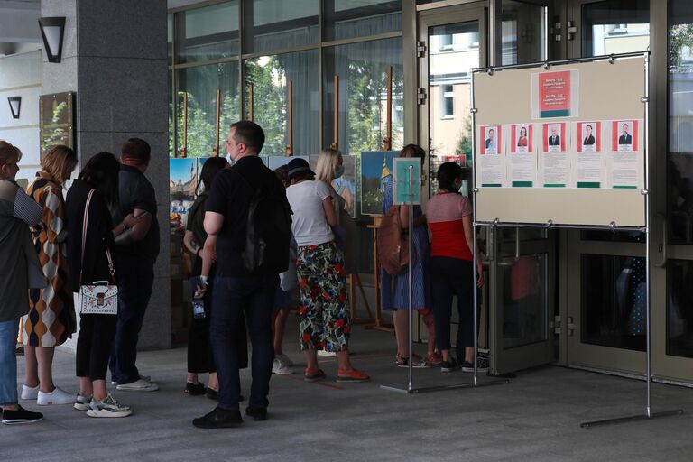 Люди стоят в очереди во время голосования на выборах президента Белоруссии Люди стоят в очереди во время голосования на выборах президента Белоруссии
