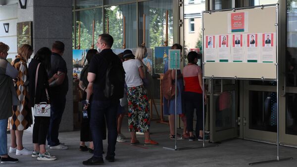 Люди стоят в очереди во время голосования на выборах президента Белоруссии