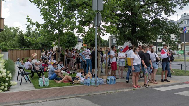 Люди выстраиваются в очередь у посольства Белоруссии в Варшаве, чтобы проголосовать во время президентских выборов 