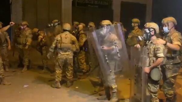Бейрут: армия разгоняет толпу протестующих у парламента