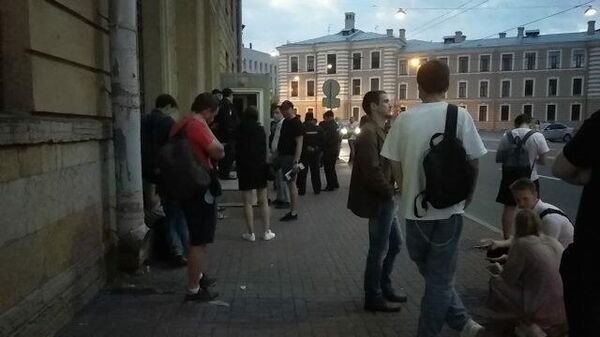 Петербург: Не успевшие проголосовать остаются у отделения белорусского посольства