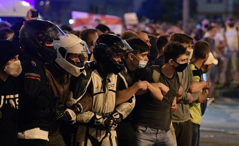Участники акции протеста на одной из улиц в Минске Участники акции протеста на одной из улиц в Минске