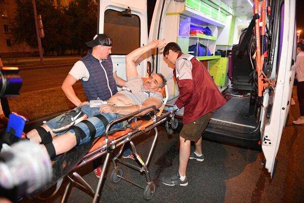 Врачи госпитализируют пострадавшего во время акции протеста в Минске
