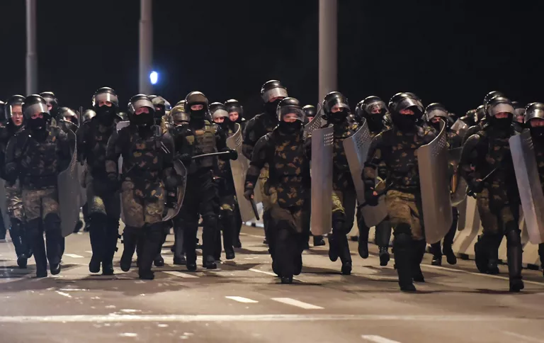 Сотрудники правоохранительных органов во время акции протеста в Минске Сотрудники правоохранительных органов во время акции протеста в Минске