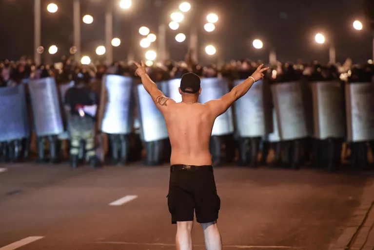 Участник акции протеста на одной из улиц в Минске Участник акции протеста на одной из улиц в Минске