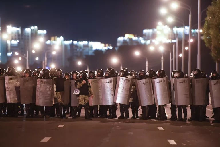 Сотрудники правоохранительных органов во время акции протеста в Минске Сотрудники правоохранительных органов во время акции протеста в Минске