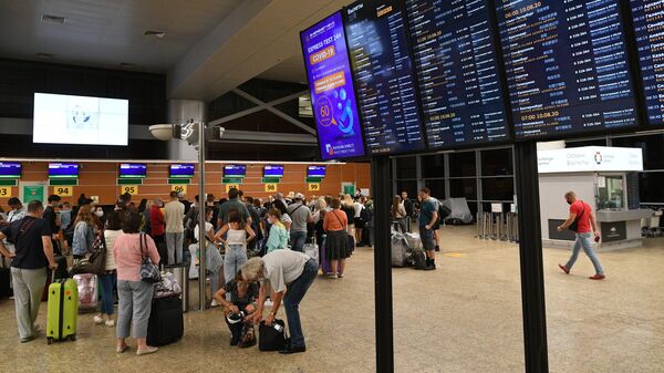 Пассажиры в международном аэропорту Шереметьево в Москве
