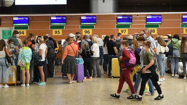 Пассажиры в международном аэропорту Шереметьево в Москве
