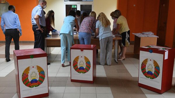 Члены участковой избирательной комиссии во время подсчёта голосов на избирательном участке в Минске в единый день голосования в Белоруссии