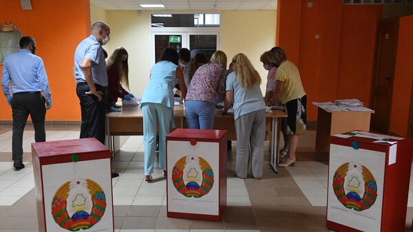 Члены участковой избирательной комиссии во время подсчета голосов на избирательном участке в Минске в единый день голосования в Белоруссии