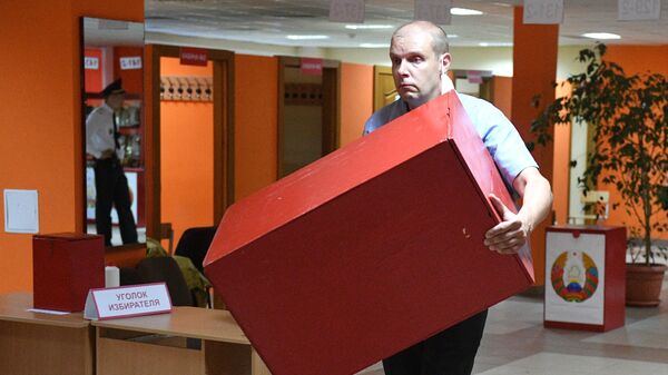 Член участковой избирательной комиссии во время подсчета голосов на избирательном участке в Минске в единый день голосования в Белоруссии