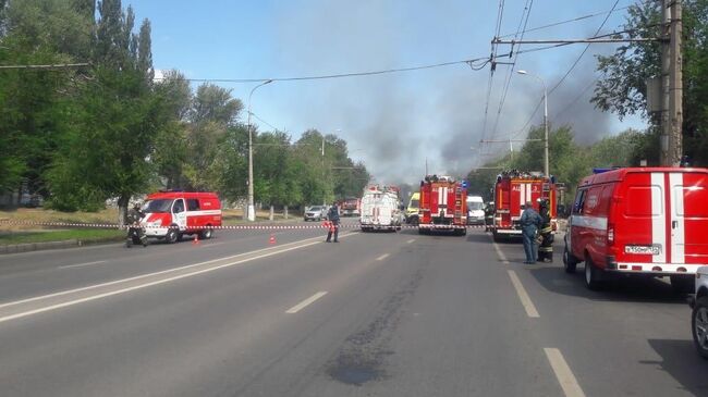 Сотрудники МЧС на месте пожара в Тракторозаводском районе Волгограда