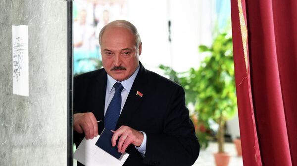 Президент Белоруссии Александр Лукашенко голосует на выборах президента Белоруссии на избирательном участке в Минске