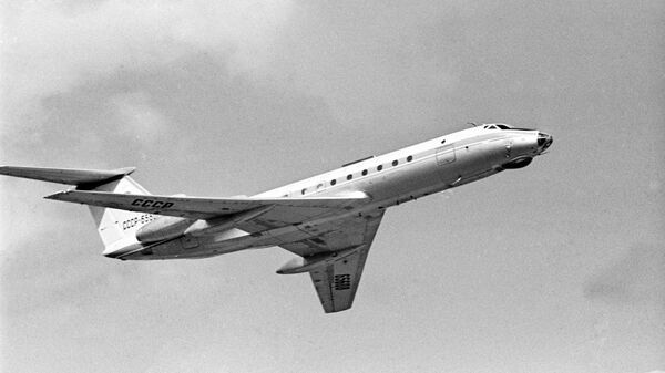 Самолет Ту-134 в полете.