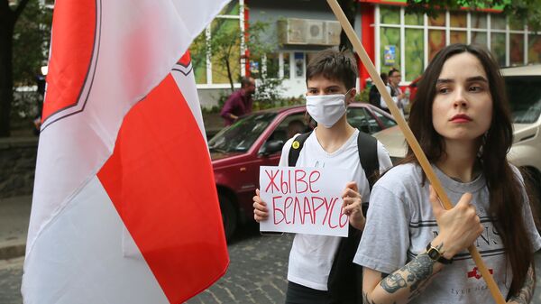 Участники митинга в поддержку оппозиции у здания посольства Белоруссии в Киеве