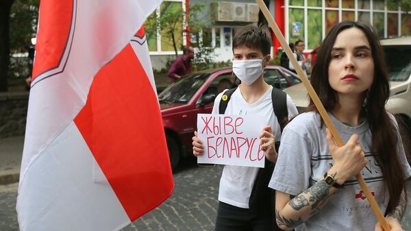 Участники митинга в поддержку оппозиции у здания посольства Белоруссии в Киеве