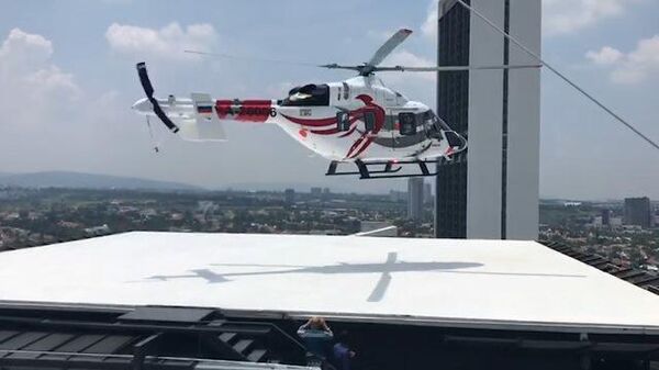 Взлет с крыши небоскреба вертолета Ансат