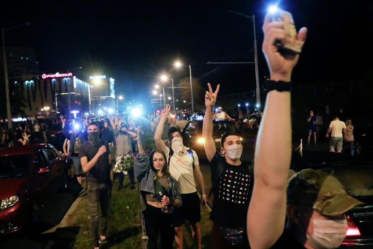 Люди во время массовой акции протеста после президентских выборов в Минске, Беларусь