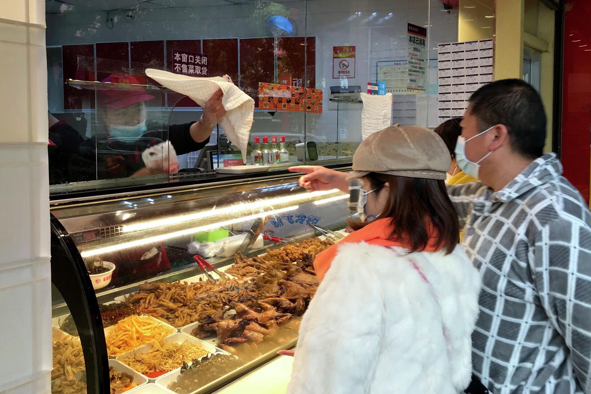Местные жители покупают еду навынос в Ухани, КНР - РИА Новости, 1920, 23.10.2020