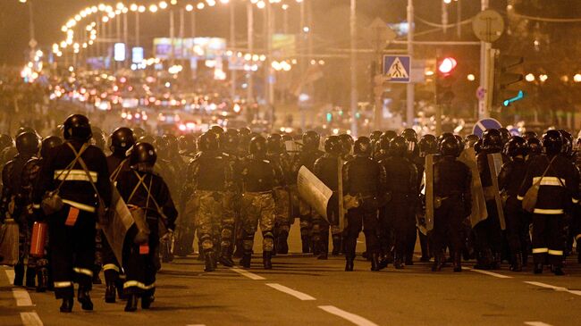 Сотрудники правоохранительных органов во время акции протеста в Минске