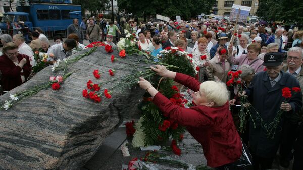 Люди в День памяти жертв политических репрессий у Соловецкого камня в Москве 
