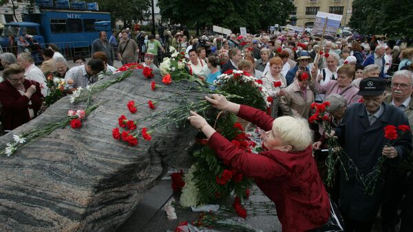 Люди в День памяти жертв политических репрессий у Соловецкого камня в Москве 