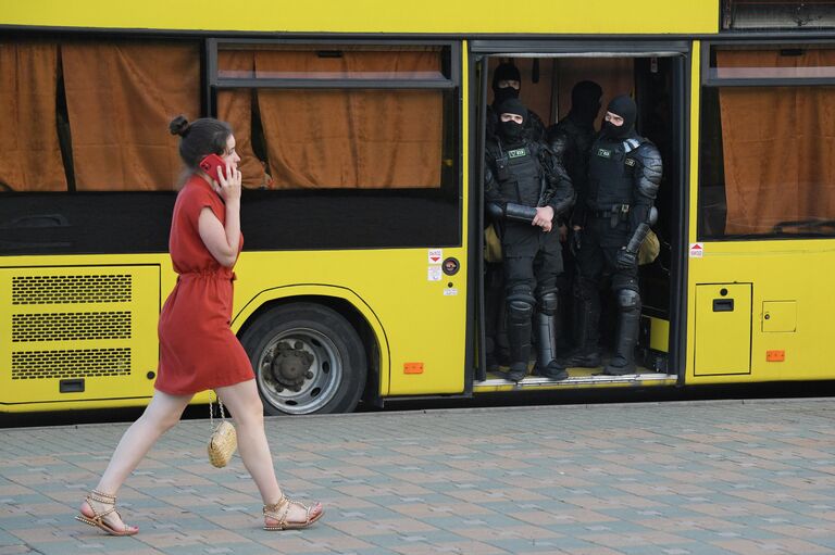 Сотрудники правоохранительных органов в автобусе на одной из улиц в Минске Сотрудники правоохранительных органов в автобусе на одной из улиц в Минске