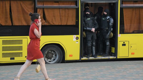 Сотрудники правоохранительных органов в автобусе на одной из улиц в Минске