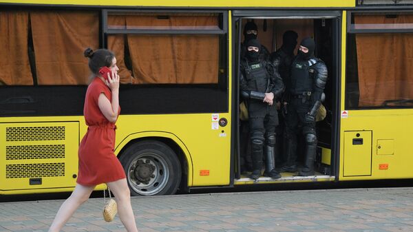 Сотрудники правоохранительных органов в автобусе на одной из улиц в Минске