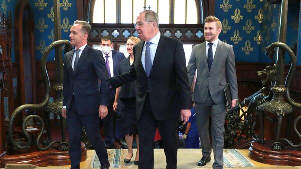 Министр иностранных дел Германии Хайко Маас и министр иностранных дел РФ Сергей Лавров (в центре) перед началом встречи в Москве