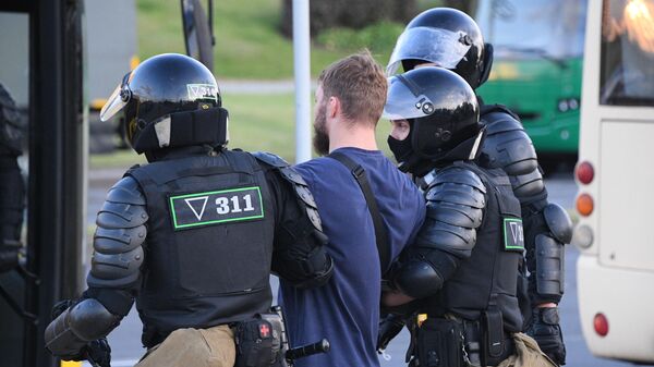 Сотрудники правоохранительных органов задерживают участников акции протеста в Минске