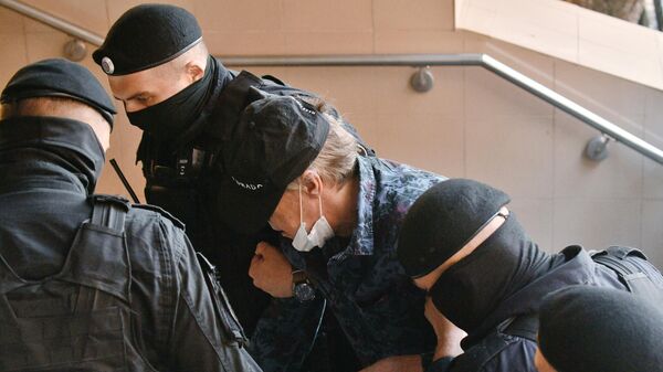 Актера Михаила Ефремова проводят к зданию Пресненского суда города Москвы, где пройдет заседание по делу о ДТП со смертельным исходом