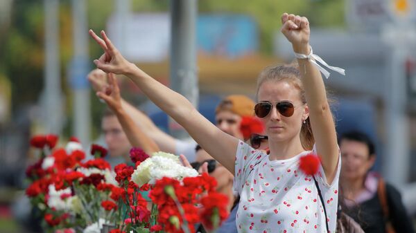 Участники акции протеста на месте, где погиб человек в Минске