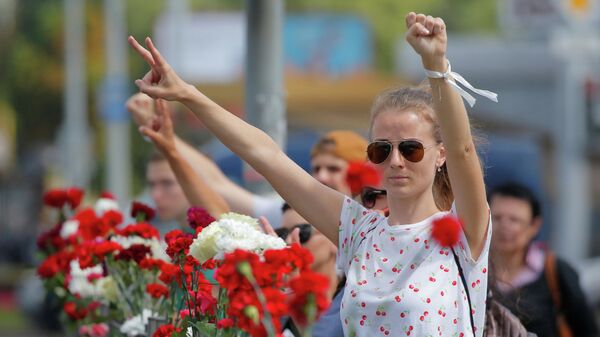 Участники акции протеста на месте, где погиб человек в Минске