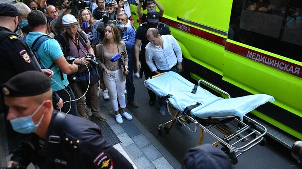 Медики выкатили носилки у здания Пресненского суда города Москвы, где должно пройти заседание по делу о ДТП со смертельным исходом