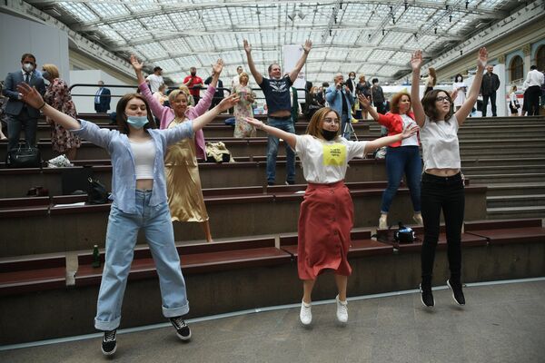 Участники энергетической зарядки ЗОЖ через молодежь! от Молодёжного совета Департамента здравоохранения города Москвы на всероссийском форуме Здоровье нации  основа процветания России