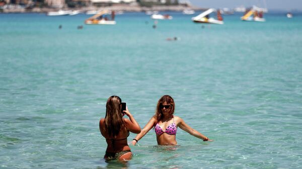Девушки на пляже в Палермо, Италия 