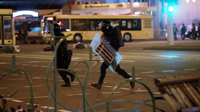 Сотрудники правоохранительных органов во время акции протеста в Минске после президентских выборов