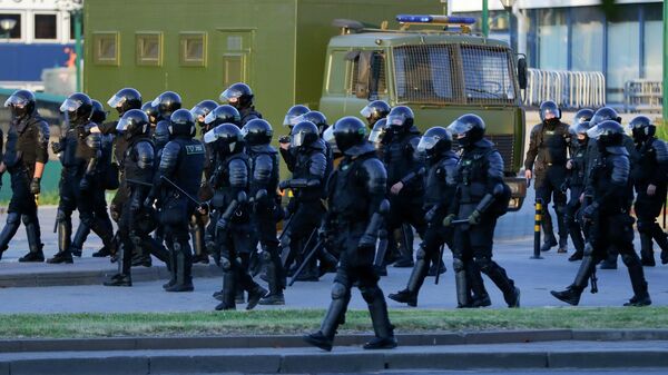 Сотрудники правоохранительных органов во время акции протеста в Белоруссии